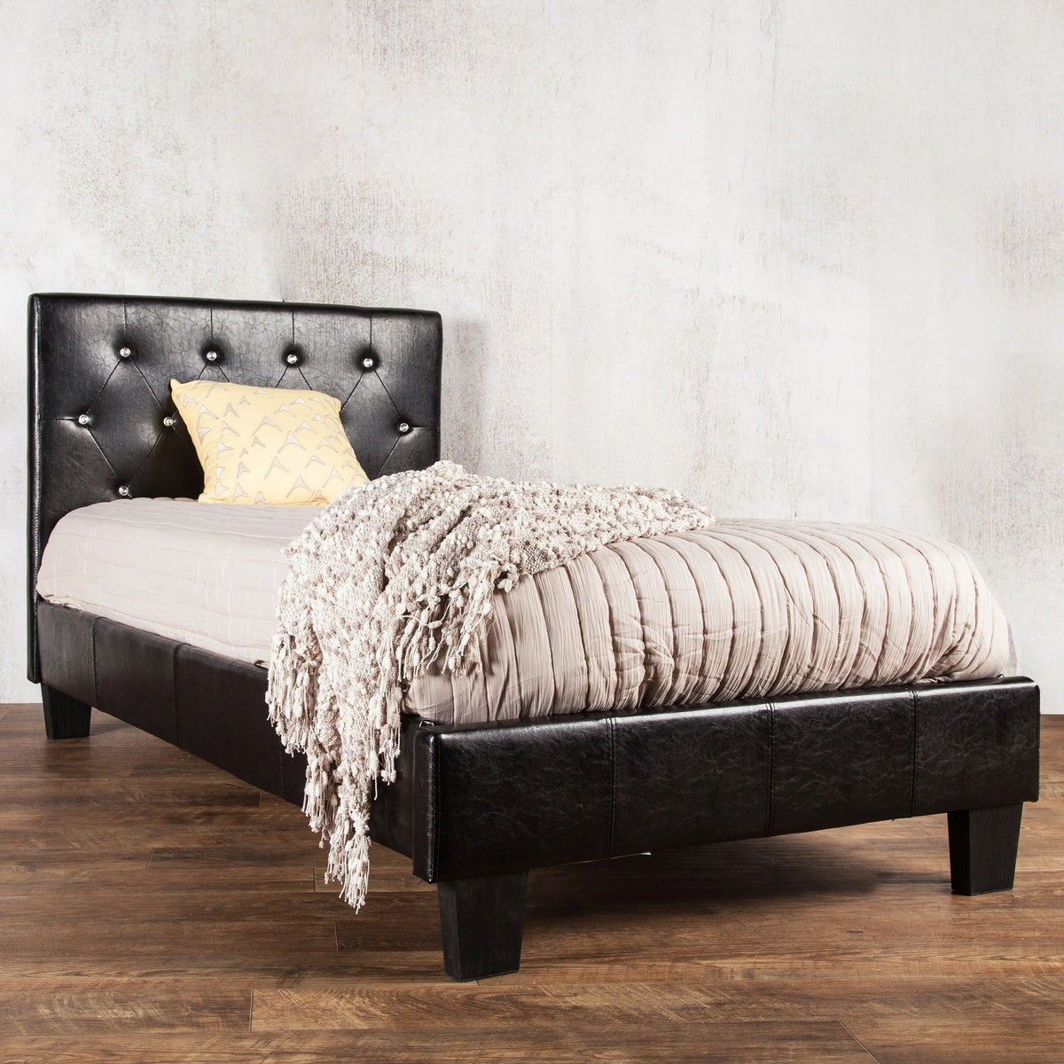White Faux Leather Upholstered Tufted Platform Bed F9819